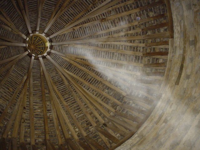 Dovecote interior. Strong mist/trails visible. Notice the 'orb' to the top.